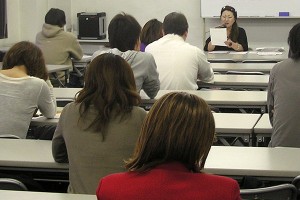 大阪校代表の小島先生。熱のこもった講義が人気です。